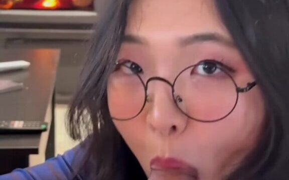Aroomi Kim Sucks Her Boyfriend’s Cock And Swallowed Semen